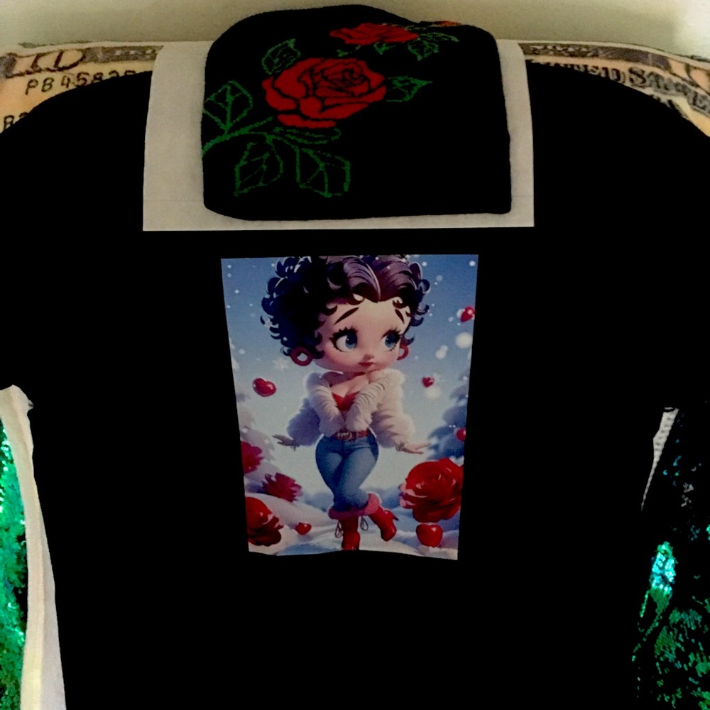 Fresh off the press “Betty Boop” med blk T, and choice of winter rose hat. 🌹